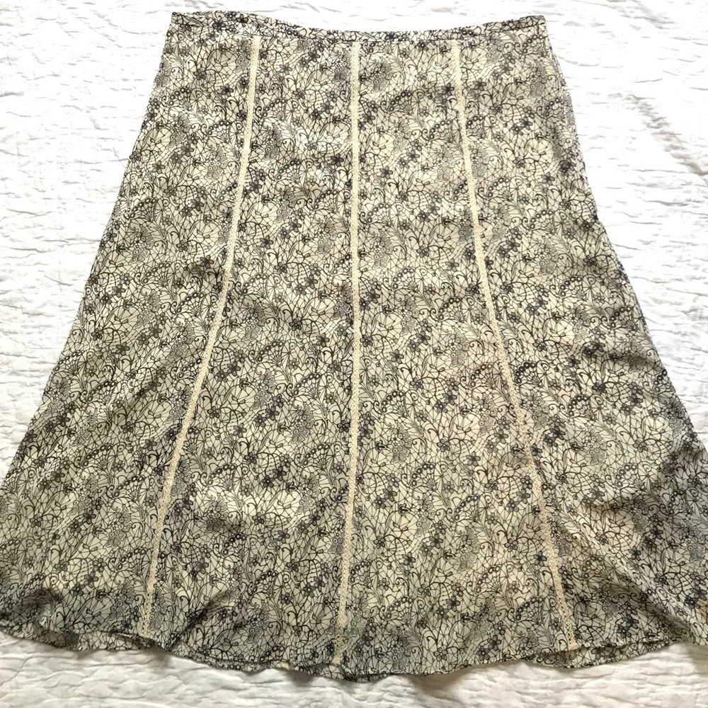 Jones Wear Black and Cream Flower Lace Skirt